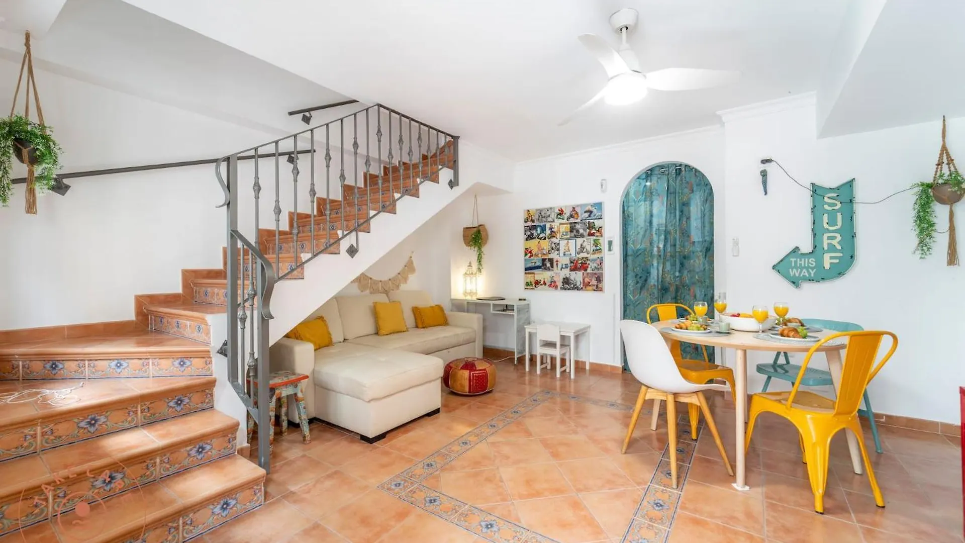 Επικοινωνία με το Traditional El Palo Home With Rooftop Terrace